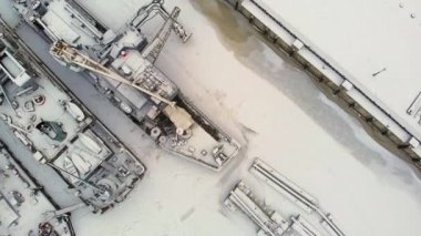 nehir limanı, kargo gemileri, gemi ile bir vinç, kış, hava anket, ayakta görünümü top