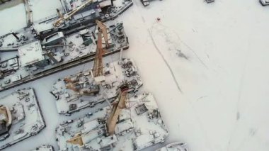 nehir limanı, kargo gemileri, gemi ile bir vinç, kış, hava anket, ayakta görünümü top