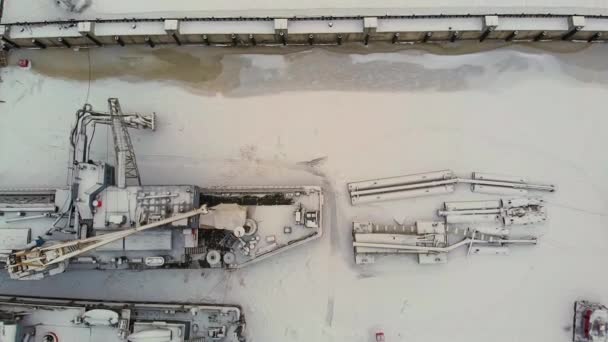 Rivierhaven, status van vrachtschepen, vaartuig met een kraan, winter, aerial survey, top uitzicht — Stockvideo