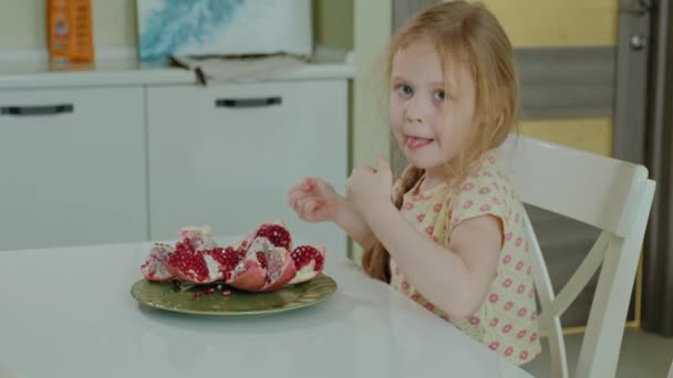 Menina feliz com cabelo loiro come romã, conceito de comida saudável, close-up retrato — Vídeo de Stock