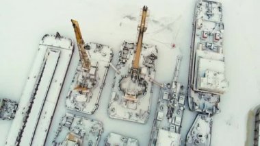 nehir limanı, kargo gemileri, gemi ile bir vinç, kış, hava anket, ayakta görünümü top