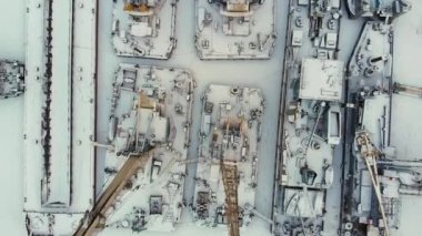 nehir limanı, kargo gemileri, gemi ile bir vinç, kış, hava anket, ayakta görünümü top