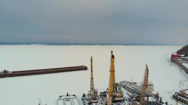 Flusshafen Stand Von Frachtschiffen Schiff Mit Kran Winter Luftaufnahme Draufsicht — Stockvideo