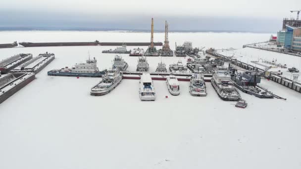 河川港、貨物船、クレーン、冬、航空測量船の立っている上面図 — ストック動画