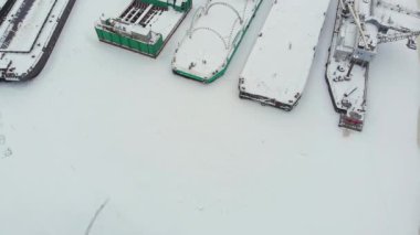 nehir limanı, kargo gemileri, gemi ile bir vinç, kış, hava anket, ayakta görünümü top