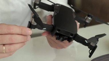 olgun erkek gözlük ve beyaz bir gömlek bir quadrocopter toplanır, ileri bir kürek, teknoloji, yakın çekim 4 k eğitim kavramı koyar