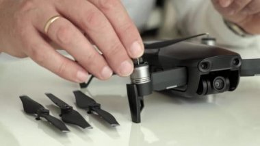 Olgun adam gözlük ve beyaz bir gömlek bir quadrocopter, değişiklikleri bıçaklar, teknoloji, yakın çekim eğitim kavramı toplanır