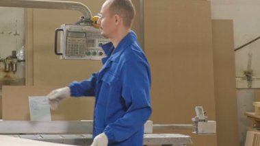 bir adam ahşap kapı boşlukları makinede, köy iç kapılar üretimini testereleri