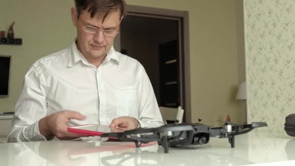 Mature Homme Lunettes Une Chemise Blanche Assemble Quadrocopter Relie Les — Video