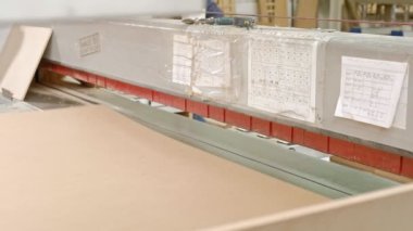 bir adam ahşap kapı boşlukları makinede, köy iç kapılar üretimini testereleri