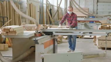 bir adam ahşap kapı boşlukları makinede, köy iç kapılar üretimini testereleri