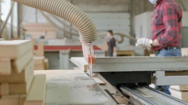 bir adam ahşap kapı boşlukları makinede, köy iç kapılar üretimini testereleri