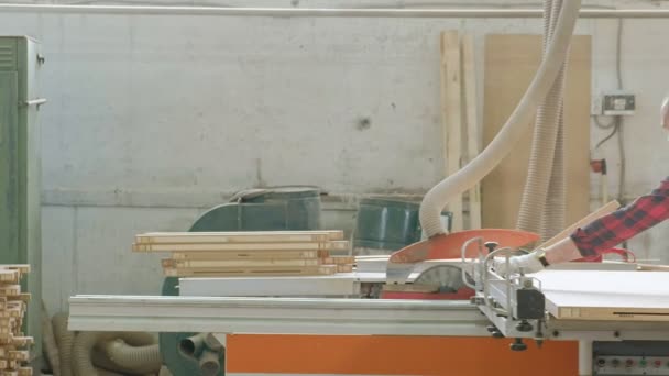 Un hombre sierra los espacios en blanco de madera de la puerta en la máquina, la producción de puertas interiores del pueblo — Vídeos de Stock