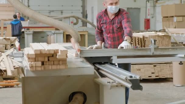 男村内装ドアの生産マシン上に木製のドア空白はのこぎりでひける — ストック動画