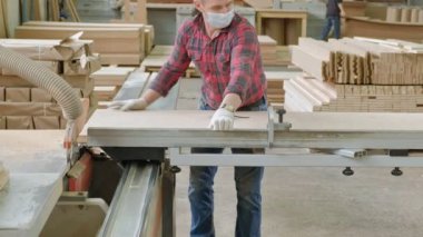bir adam ahşap kapı boşlukları makinede, köy iç kapılar üretimini testereleri