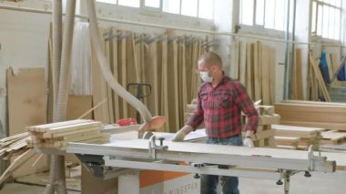 bir adam ahşap kapı boşlukları makinede, köy iç kapılar üretimini testereleri