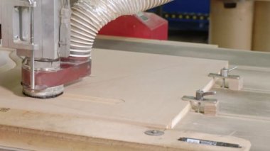 iş freze tezgahı, ahşap boşlukları kapıyı köy iç kapılar üretimi için hazırlar