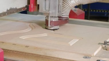 iş freze tezgahı, ahşap boşlukları kapıyı köy iç kapılar üretimi için hazırlar