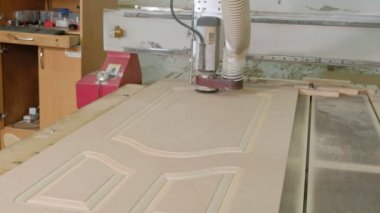 iş freze tezgahı, ahşap boşlukları kapıyı köy iç kapılar üretimi için hazırlar