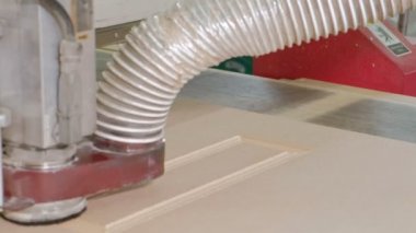 iş freze tezgahı, ahşap boşlukları kapıyı köy iç kapılar üretimi için hazırlar