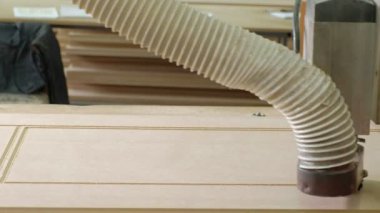 iş freze tezgahı, ahşap boşlukları kapıyı köy iç kapılar üretimi için hazırlar