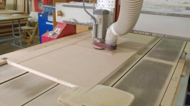 iş freze tezgahı, ahşap boşlukları kapıyı köy iç kapılar üretimi için hazırlar