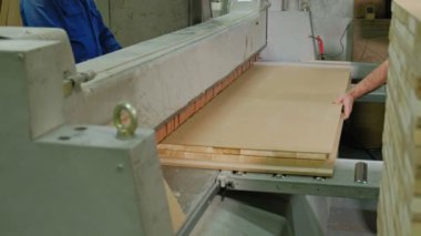 bir adam ahşap kapı boşlukları makinede, köy iç kapılar üretimini testereleri