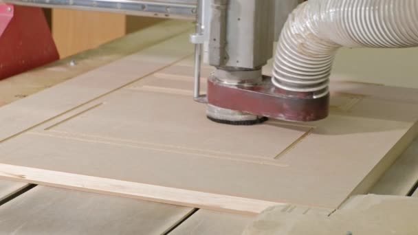 Trabajo de la fresadora, prepara espacios en blanco de madera para la puerta, la producción de puertas interiores del pueblo — Vídeo de stock