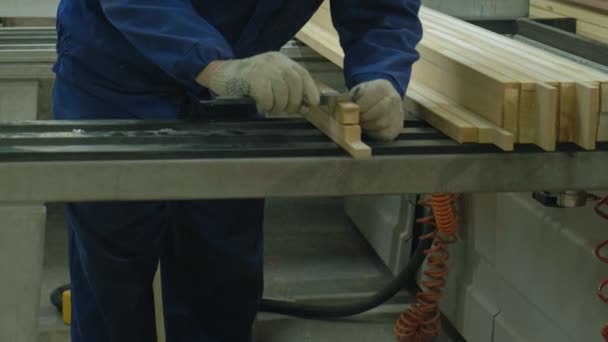 Un hombre sierra los espacios en blanco de madera de la puerta en la máquina, la producción de puertas interiores del pueblo — Vídeos de Stock