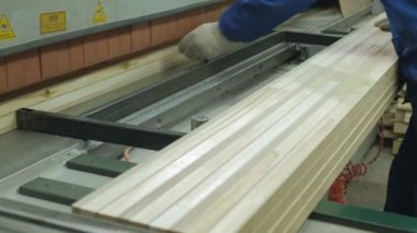 bir adam testere ahşap kapı boşlukları üstünde belgili tanımlık makine, köy iç kapılar 4k üretimi
