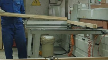 bir adam ahşap kapı boşlukları makinede, köy iç kapılar üretimini testereleri