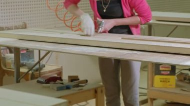 Ahşap kapı boş, rustik iç kapılar üretimini parlatma işlemi