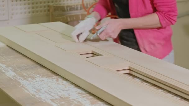 El proceso de pulir la puerta de madera en blanco, la producción de puertas interiores rústicas — Vídeos de Stock