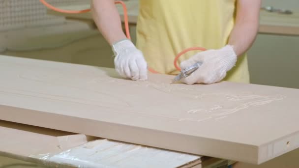 El proceso de pulir la puerta de madera en blanco, la producción de puertas interiores rústicas — Vídeo de stock