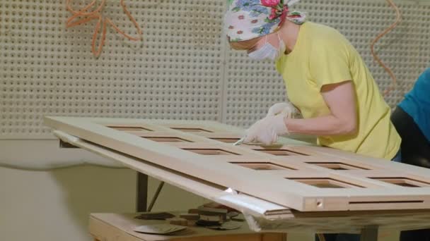 El proceso de pulir la puerta de madera en blanco, la producción de puertas interiores rústicas — Vídeos de Stock