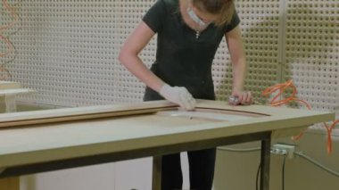 Ahşap kapı boş, rustik iç kapılar üretimini parlatma işlemi