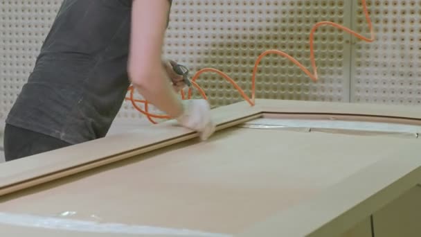 Proces leštění dřevěné dveře prázdná, produkční rustikální interiérové dveře — Stock video