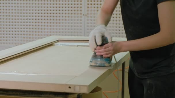 Het proces van het polijsten van houten deur leeg, de productie van rustieke interieur deuren — Stockvideo