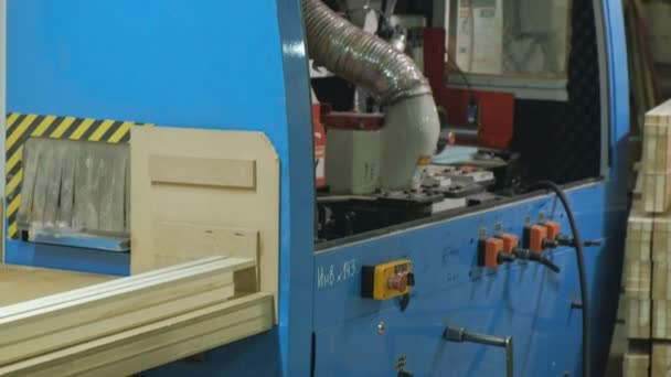 le processus de polissage des portes en bois vierges, la production de portes intérieures rustiques 