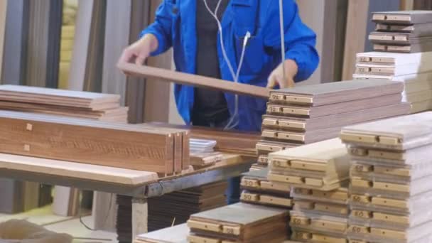 El proceso de recogida de puertas de espacios en blanco de madera, la producción de puertas interiores rústicas — Vídeo de stock