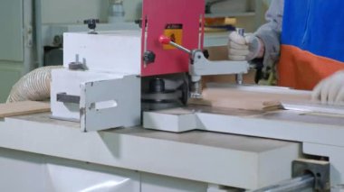 iş freze tezgahı, ahşap boşlukları kapıyı köy iç kapılar üretimi için hazırlar