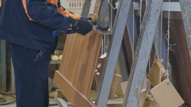 El proceso de recogida de puertas de espacios en blanco de madera, la producción de puertas de madera — Vídeos de Stock