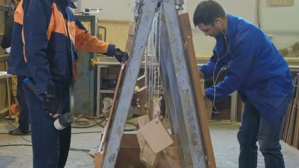 Il processo di raccolta di porte da grezzi di legno, la produzione di porte in legno — Video Stock