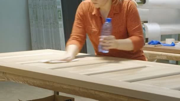 Процесс облицовки деревянных заготовок, производство деревянных дверей — стоковое видео