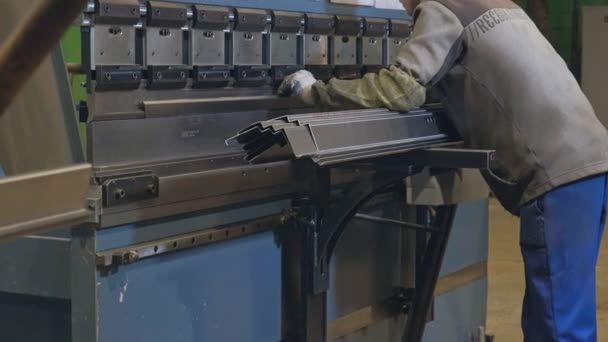 Het proces van het slijpen van metalen vormstukken, de productie van metalen deuren — Stockvideo