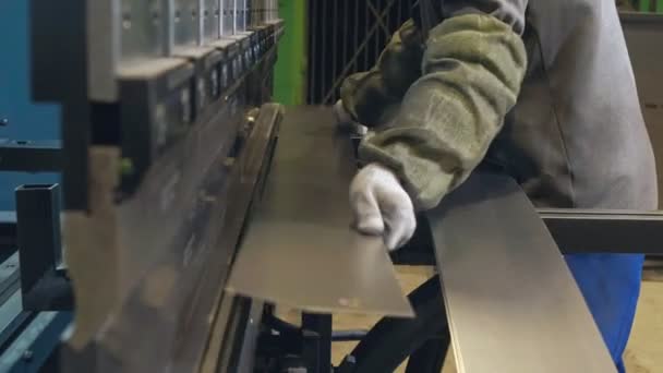 Het proces van het slijpen van metalen vormstukken, de productie van metalen deuren — Stockvideo