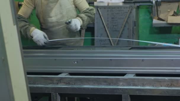 Het proces van het slijpen van metalen vormstukken, de productie van metalen deuren — Stockvideo