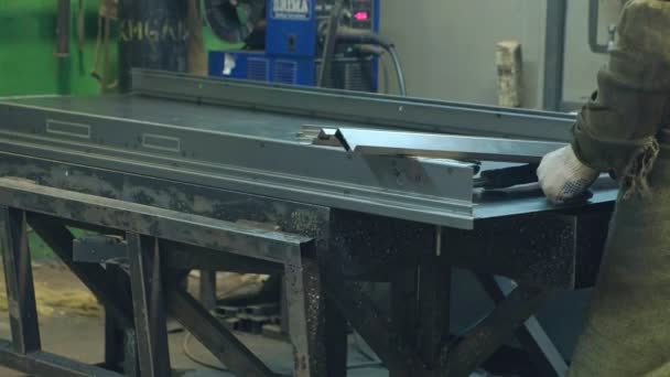 Процес подрібнення металевих заготовок, виробництво металевих дверей — стокове відео