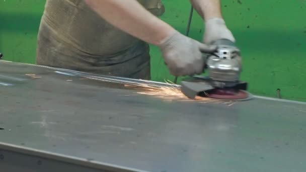 O processo de moagem de espaços em branco de metal, a produção de portas metálicas — Vídeo de Stock