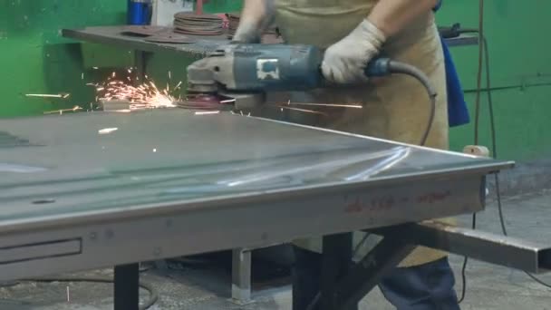 The process of grinding metal blanks, the production of metal doors — Stock Video